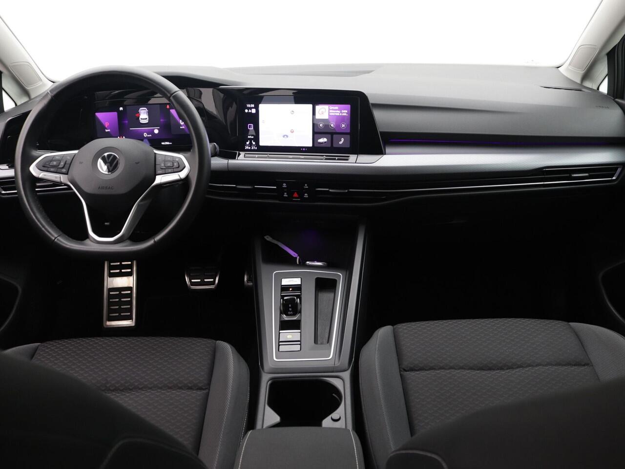 Volkswagen GOLF 1.5 eTSI Business+ 130pk / Aut. / Virtual Cockp. / 19 inch / Trekh.