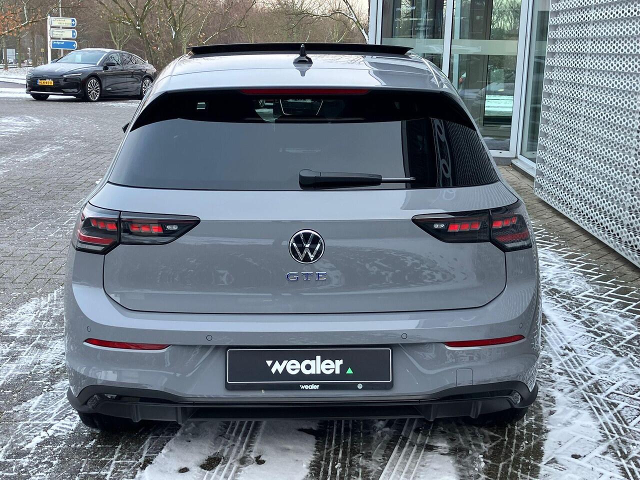 Volkswagen GOLF 8 GTE 1.5 eHybrid 200 kW / 272 PK 6 versn. DSG | Black Style | Panoramadak | Assistance pakket plus |