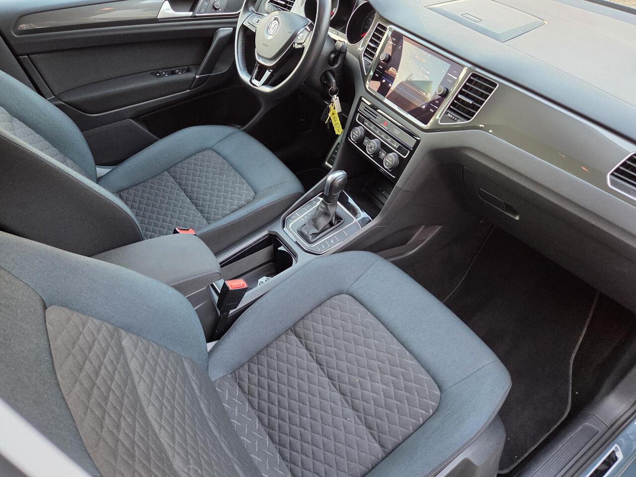 Volkswagen GOLF SPORTSVAN 1.5 TSI ACT Highline /Apple Carplay/Lane-Side-Front assist/Stoelverw./Adaptive Cruise Contr./Climate Contr./Grootlichtass./Navi/16''LMV/(MET GARANTIE*)