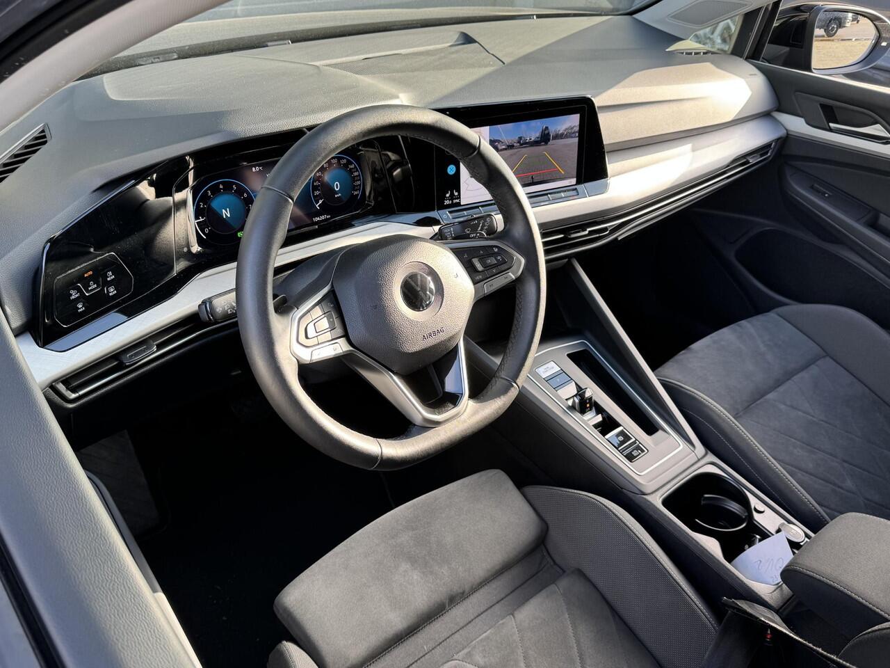 Volkswagen GOLF VARIANT 1.5 eTSI LIFE BUSINESS I AUTOMAAT I TREKHAAK I P-CAMERA I APPLE CARPLAY I CLIMATE CONTROL