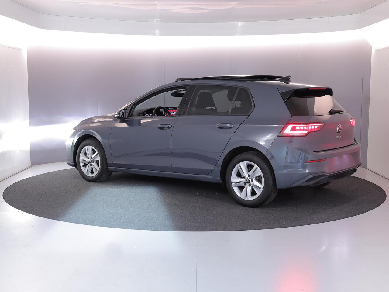 Volkswagen GOLF 1.5 eTSI Life Edition 116 pk Automaat (DSG) | Verlengde garantie | Navigatie via App | Panoramadak | Parkeersensoren | Achteruitrijcamera | Matrix LED koplampen | Stoelverwarming |