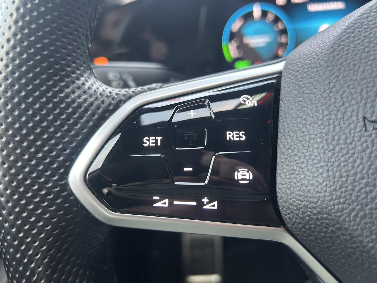 Volkswagen GOLF 1.4 eHybrid GTE // FULL LED // VIRTUAL COCKPIT // STUUR+STOELVERWARMING // PDC V+A // NAVI+CARPLAY //