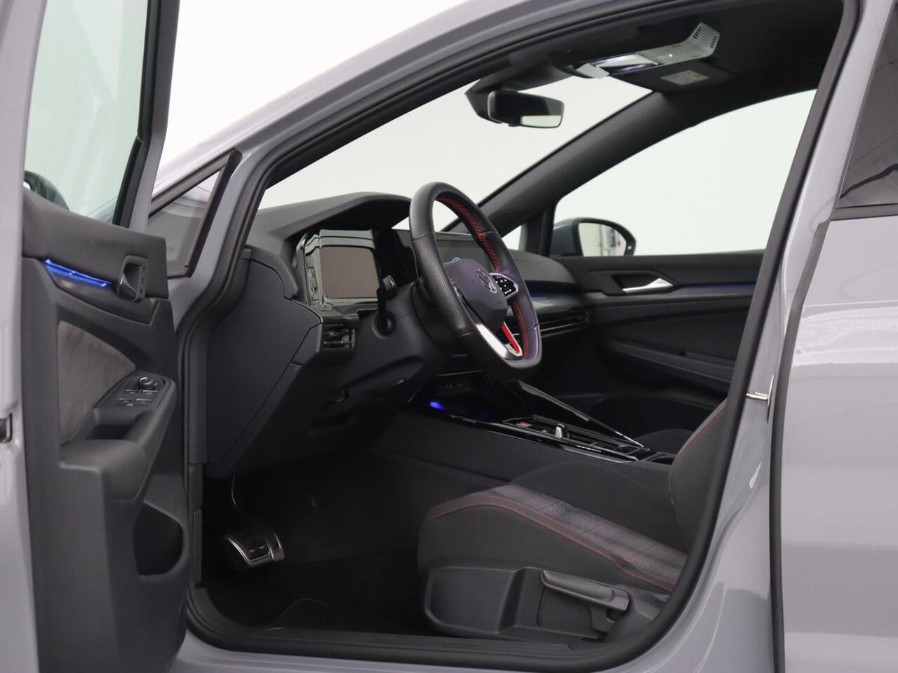 Volkswagen GOLF 2.0 TSI GTI | Carplay | Sfeerverlichting | LED Plus | Sportstoelen | Parkeerhulp | Digital Cockpit | Climate control