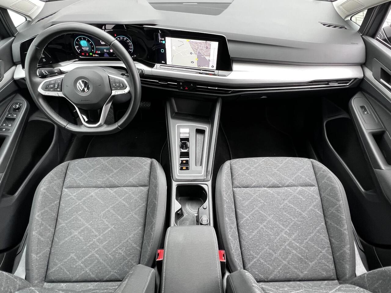 Volkswagen GOLF Variant 1.5 eTSI Life Business Automaat / Trekgewicht 1.400 kg / Navigatie / Apk tot 11-2027 /Digitaal dashboard / Climate control / Navigatie / Apple Carplay Android /