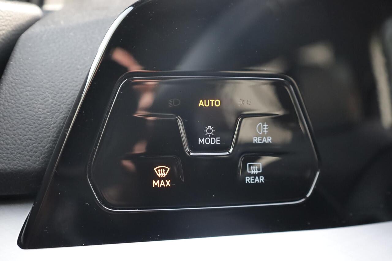 Volkswagen GOLF 1.5 TSI Oranje Edition stoelverwarming 3 zone climatronic achteruitrijcamera 18" LMV NL auto door ons geleverd en onderhouden keyless entry & go 48 maanden 100.000km garantie