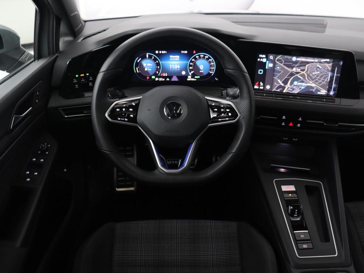 Volkswagen GOLF 1.4 eHybrid GTE | Panoramadak | Sfeerverlichting | Carplay | Stoelverwarming | Camera | Adaptive cruise | Navigatie | Sportstoelen | Digital Cockpit | PHEV | Plug In