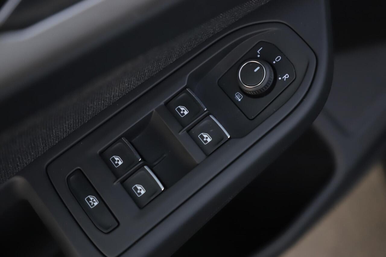 Volkswagen GOLF Variant 1.0 eTSI Life Automaat Virtual Cockpit Navigatie Draadloos Carplay Android Stuur & Stoelverwarming