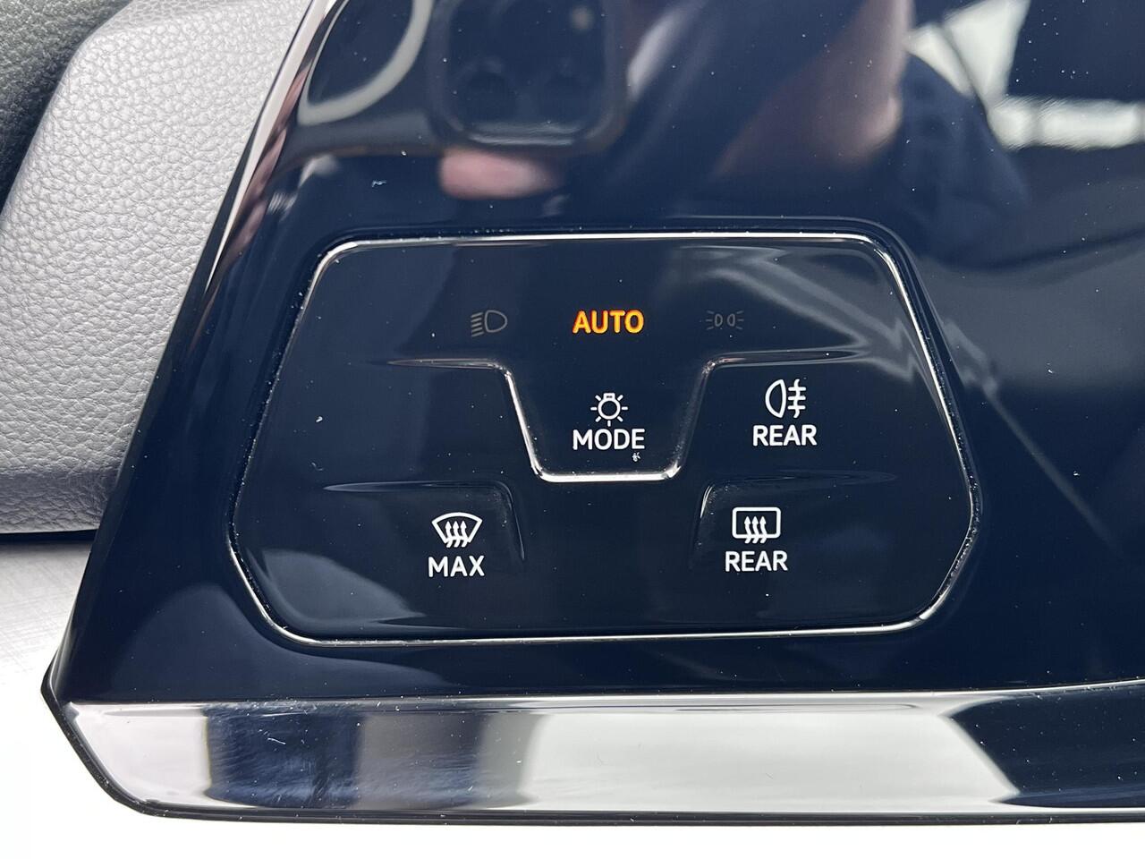 Volkswagen GOLF Variant 1.5 eTSI Life Business Automaat / Trekgewicht 1.400 kg / Navigatie / Apk tot 11-2027 /Digitaal dashboard / Climate control / Navigatie / Apple Carplay Android /