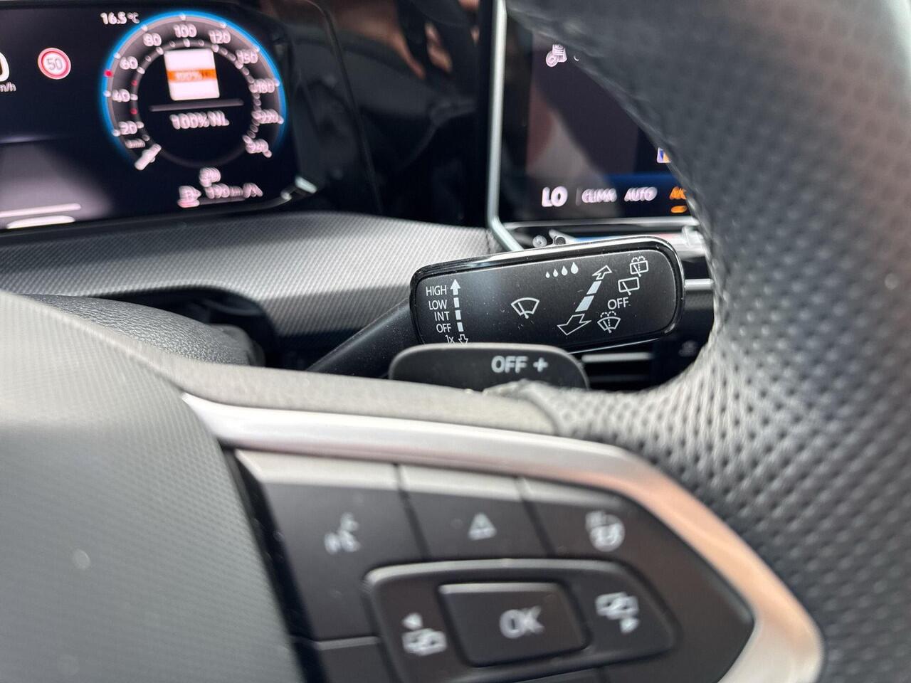 Volkswagen GOLF Variant 1.5 eTSI R-Line Edition | 150 pk | Pano Dak | Trekhaak | Head Up | Automaat |