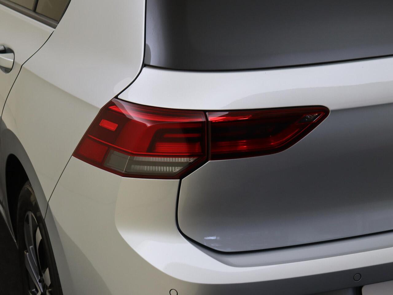 Volkswagen GOLF 1.0 TSI Life | Keyless | Achteruitrijcamera | Navigatie | Dodehoek detectie | 3-zone airco | Adaptieve cruise control | CarPlay |