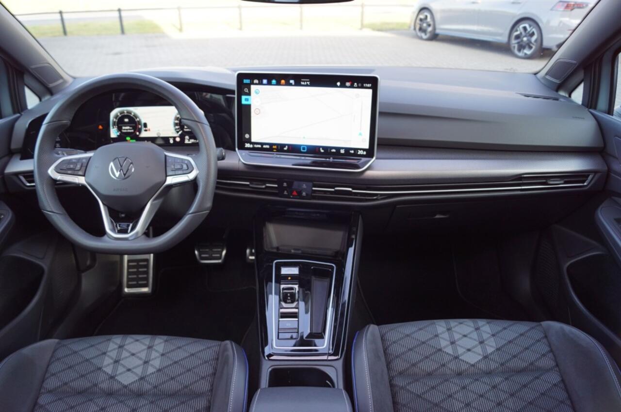 Volkswagen GOLF R-line 1.5 eTSI 150pk DSG facelift Black style/ Panodak /IQ Matrix LED /Head-up/Park-assist plus