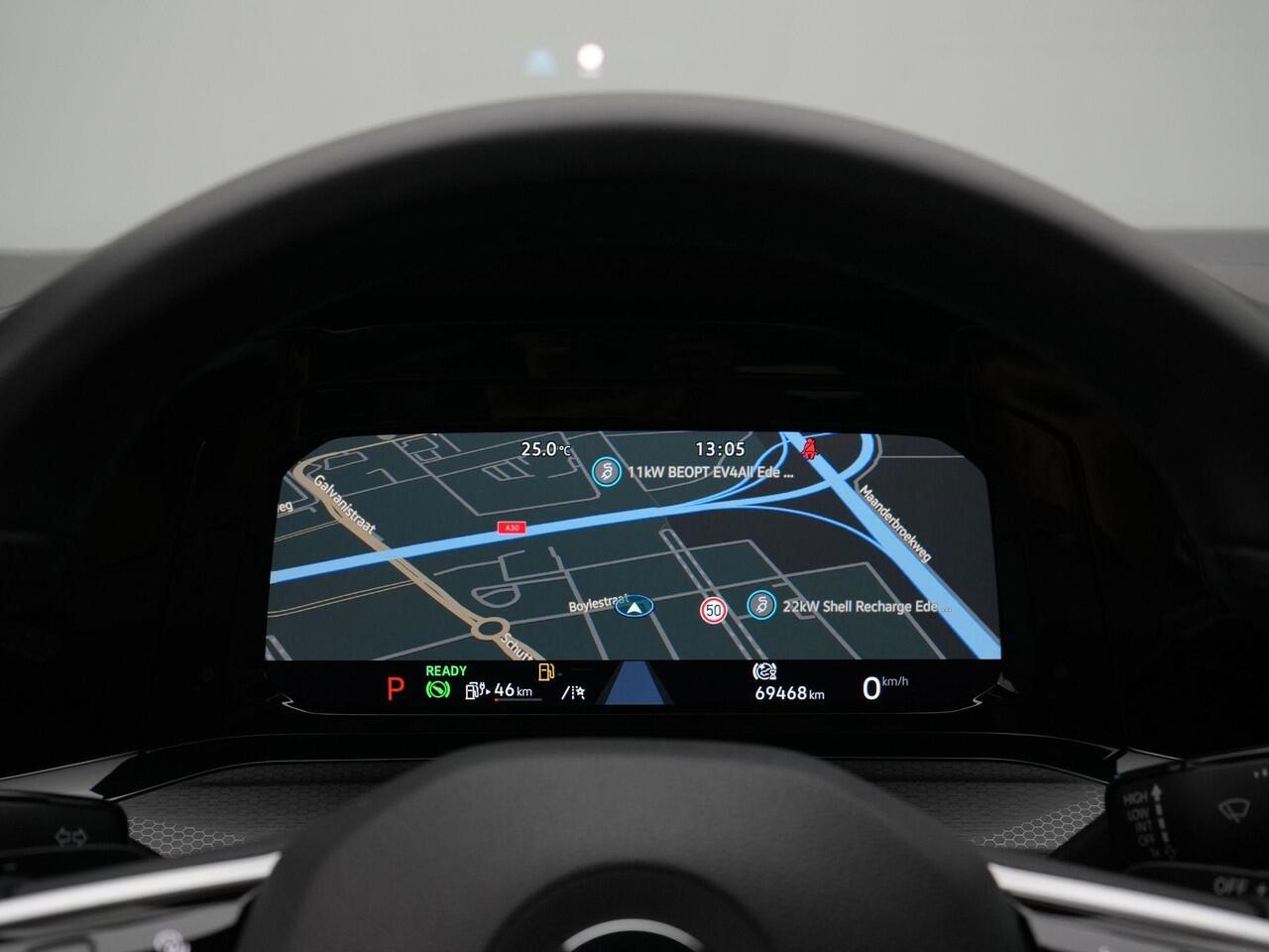 Volkswagen GOLF 1.4 eHybrid 245 pk DSG GTE | Panoramadak | Trekhaak | IQ Light | Stuur-/stoelverwarming | Head-up display | Achteruitrijcamera