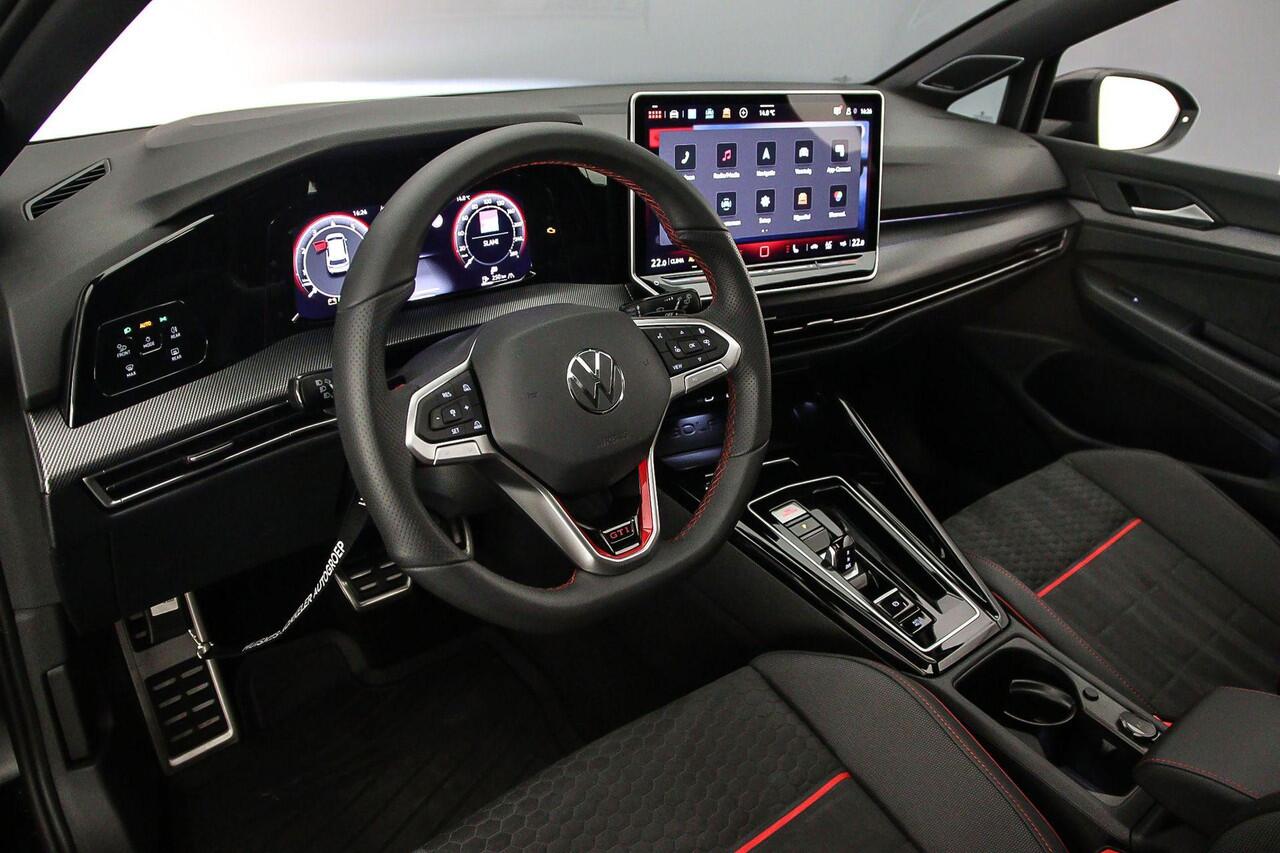 Volkswagen GOLF GTI Clubsport 2.0 TSI 300pk DSG Automaat Akrapovic, Panoramadak, Black Style, Harman Kardon audio, Adaptive cruise control, LED matrix koplampen, 360 camera