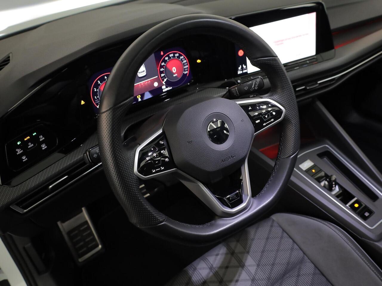 Volkswagen GOLF 1.5 eTSI R-Line 150 pk Automaat (DSG) | Navigatie | Panoramadak | Parkeersensoren (Park assist) | Achteruitrijcamera | Stoelverwarming | R-Line |