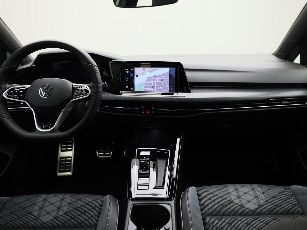 Volkswagen GOLF 1.5eTSI/150PK R-Line Blackstyle DSG · Panoramadak · Camera · Apple/Android · Stoelverwarming