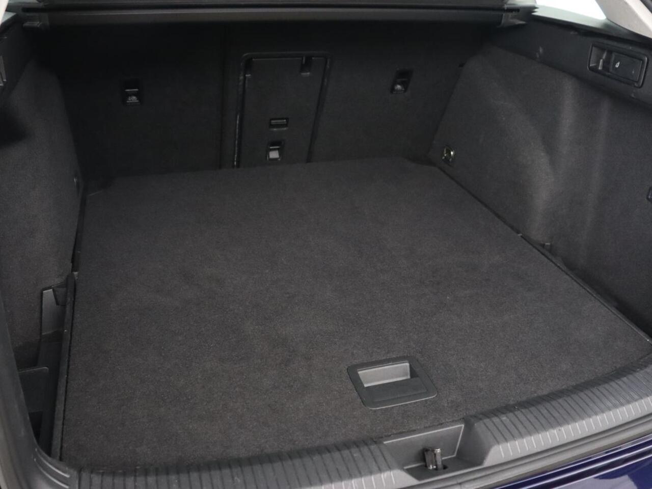 Volkswagen GOLF 1.0 eTSI Life | Trekhaak | Full LED | Carplay | Navigatie | Adaptive cruise | Parkeerhulp | Digital Cockpit | Sfeerverlichting | Climate control