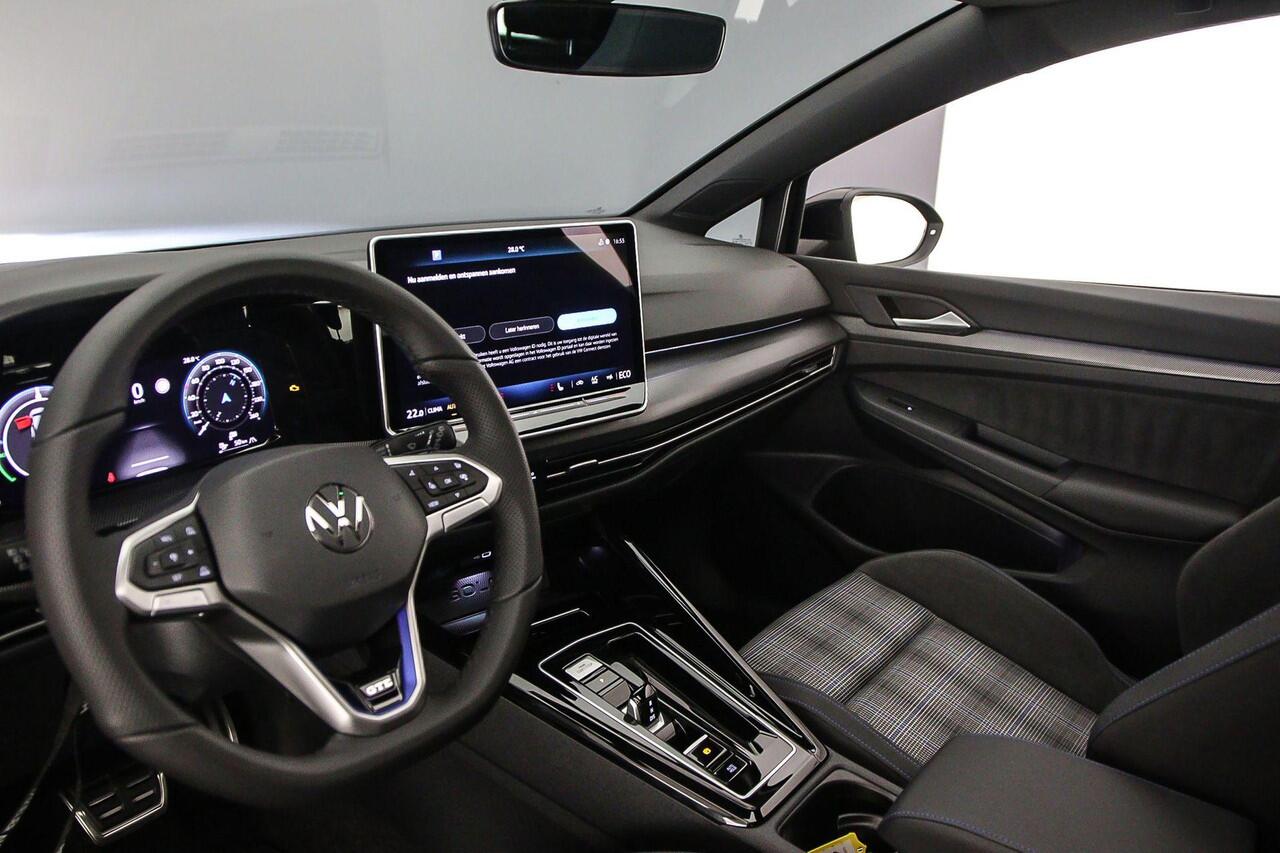 Volkswagen GOLF GTE 1.5 TSI eHybrid 272pk DSG Automaat Panoramadak, Head up display, Adaptive cruise control, LED matrix koplampen, Achteruitrijcamera, Navigatie