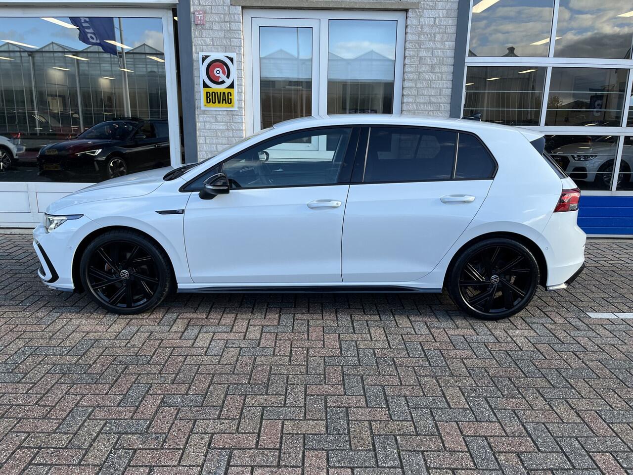 Volkswagen GOLF 1.5 eTSI R-Line / AUTOMAAT/ 2X R-LINE/ PARK. SENSOREN/ DODE HOEK/ IQ. LIGHT/ DIGITAL DASHBOARD/ ADAPT. CRUISE/ APP CONNECT/ NAVI/ CLIMA/ DAB/ 18" LMV