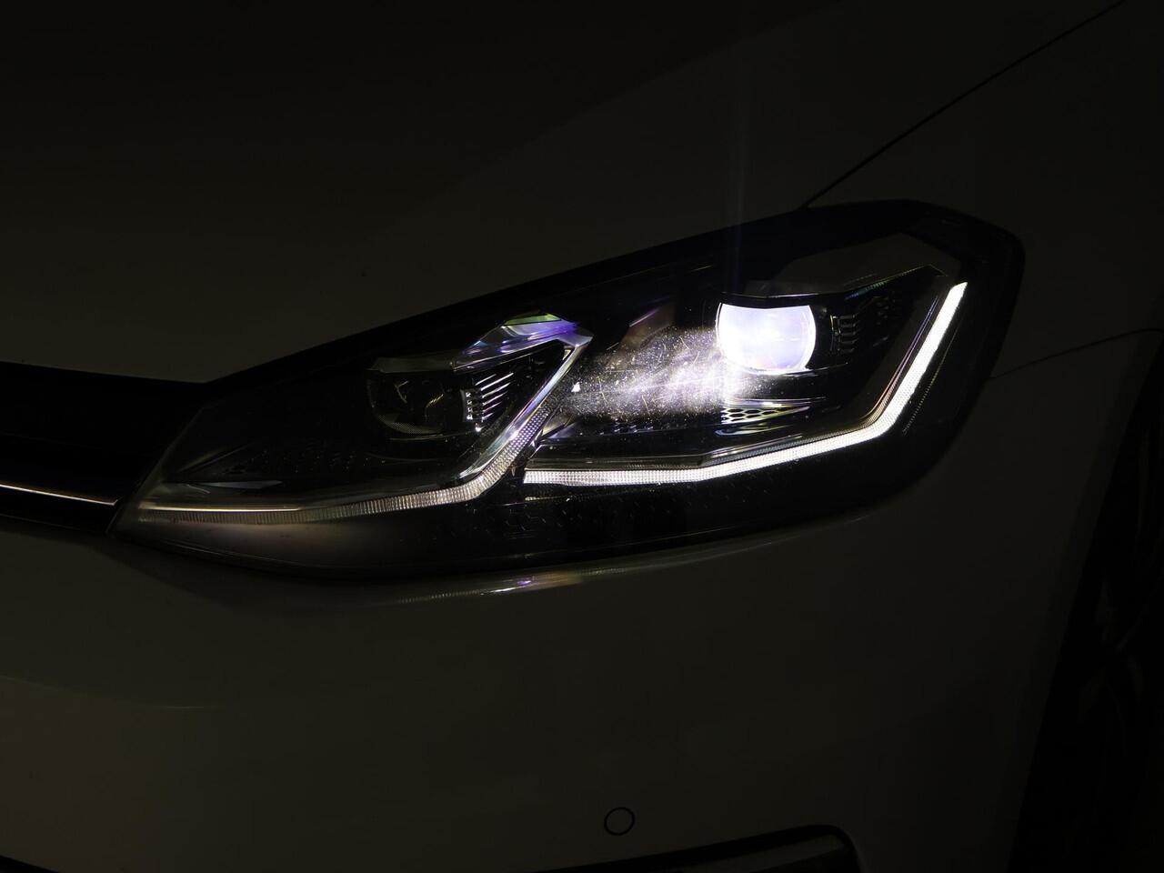 Volkswagen GOLF 1.5 TSI 130 PK IQ.DRIVE + LED | TREKHAAK | CAMERA | APPLE CARPLAY | DAB