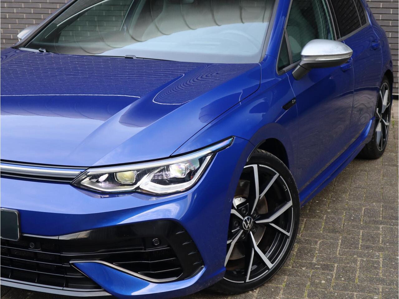 Volkswagen GOLF 2.0 TSI R 4Motion / Adaptief Onderstel / Harman Kardon / 100% Historie / Panoramadak / LED / 19 Inch / Head-Up Display / Sportstoelen / Stoelverwarming / Stuurwiel Verwarmd / Dodehoek Detectie