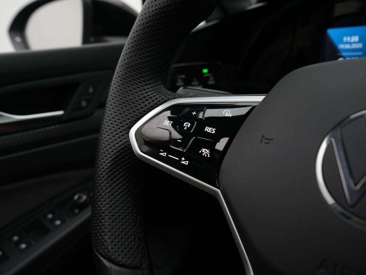 Volkswagen GOLF 1.5 eTSI 150 pk DSG R-Line | Panoramadak | IQ Light | Stuur-/stoelverwarming | Achteruitrijcamera | Navigatie | Keyless Entry