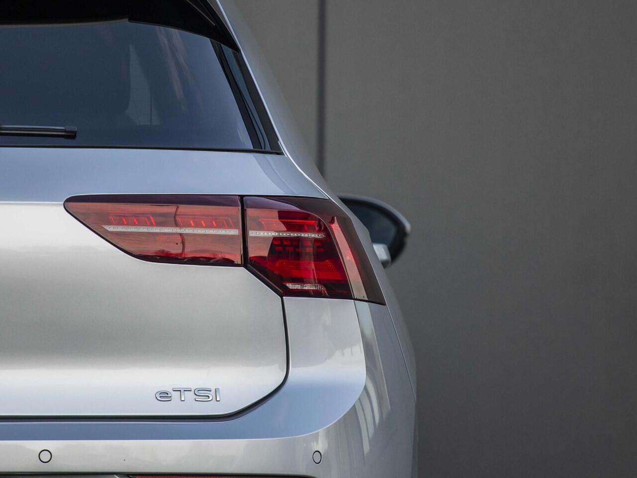 Volkswagen GOLF 1.5 2x R-Line Business 150pk dsg. i Qlight. Stoel Verw. 19 inch lm.