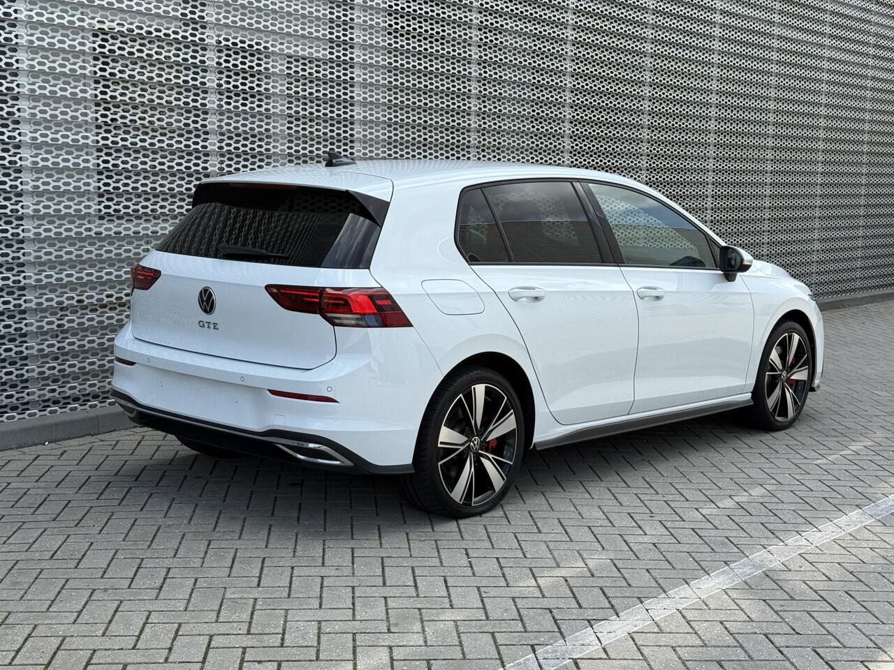 Volkswagen GOLF 1.4 eHybrid 245pk DSG GTE / Trekhaak Elek. / 18" LMV / Navigatie / Stuur en Stoelverwarming / Parkeersensoren V+A