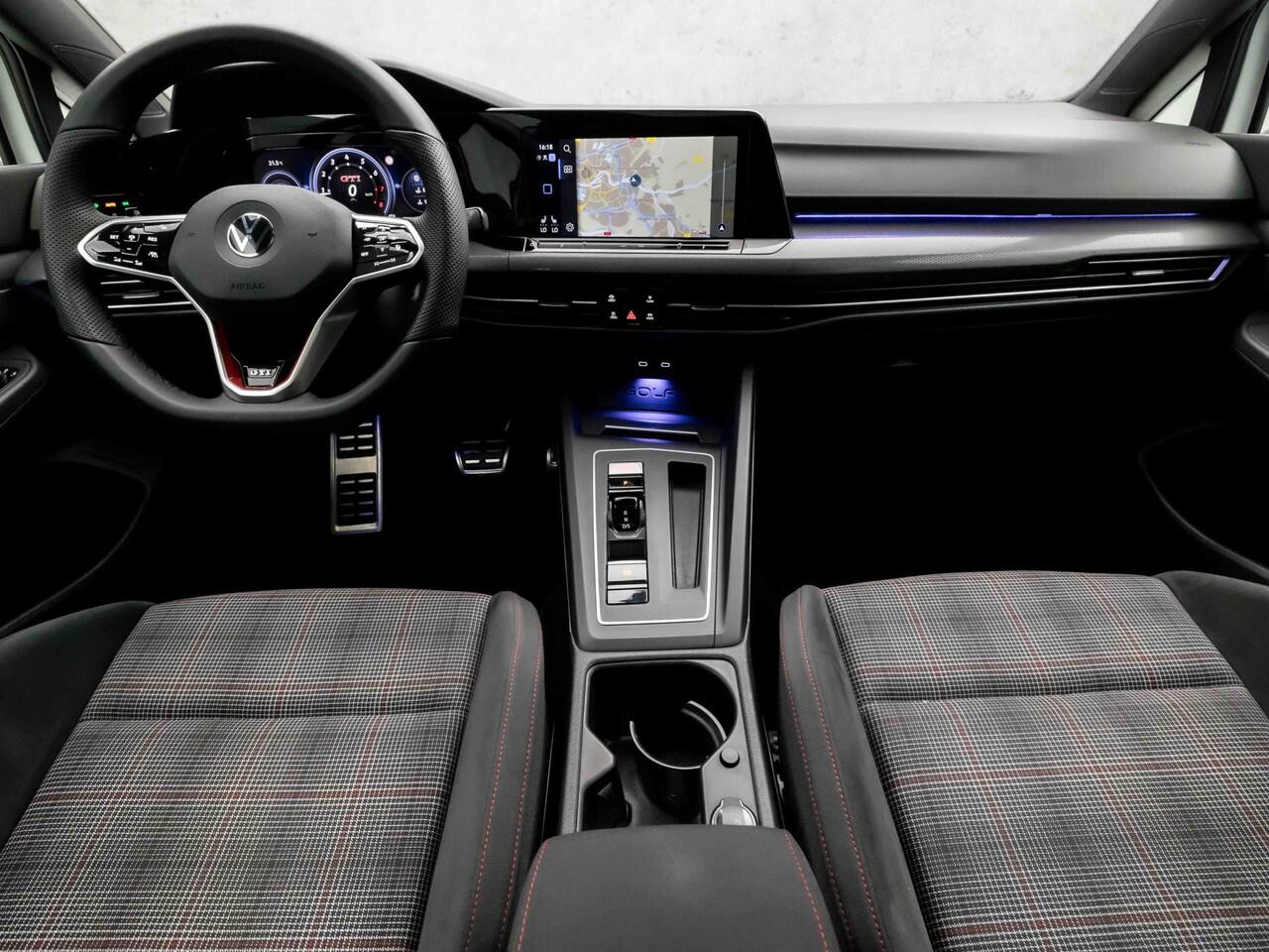 Volkswagen GOLF 2.0 TSI GTI 245Pk Automaat (SCHUIFDAK, APPLE CARPLAY, GROOT NAVI, DYNAMISCHE KNIPPERLICHTEN, SFEERVERLICHTING, STUUR/STOELVERWARMING, ALCANTARA, KEYLESS, MATRIX LED KOPLAMPEN, NIEUWSTAAT)