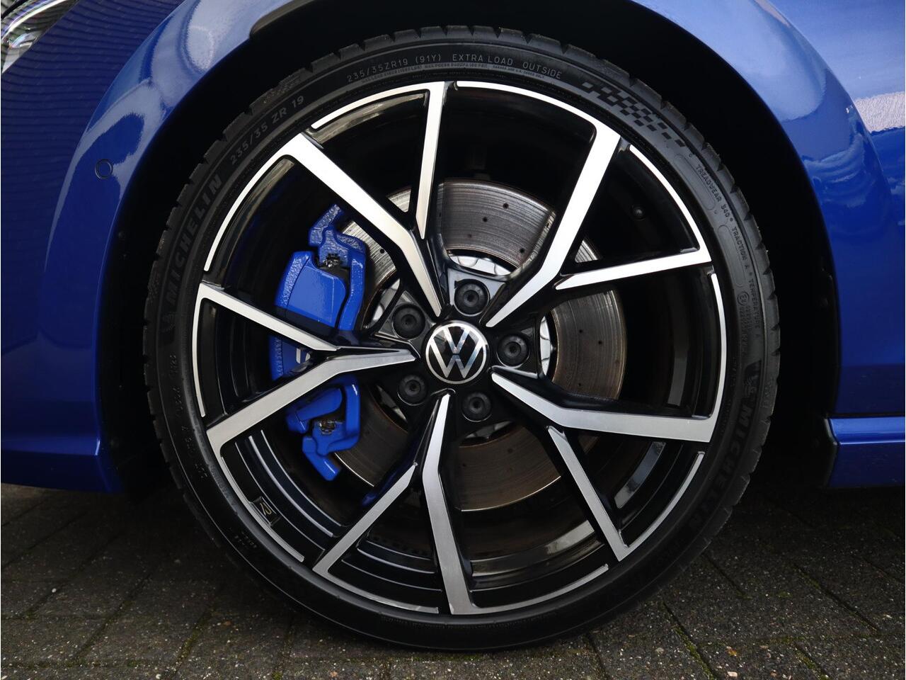 Volkswagen GOLF 2.0 TSI R 4Motion / Adaptief Onderstel / Harman Kardon / 100% Historie / Panoramadak / LED / 19 Inch / Head-Up Display / Sportstoelen / Stoelverwarming / Stuurwiel Verwarmd / Dodehoek Detectie