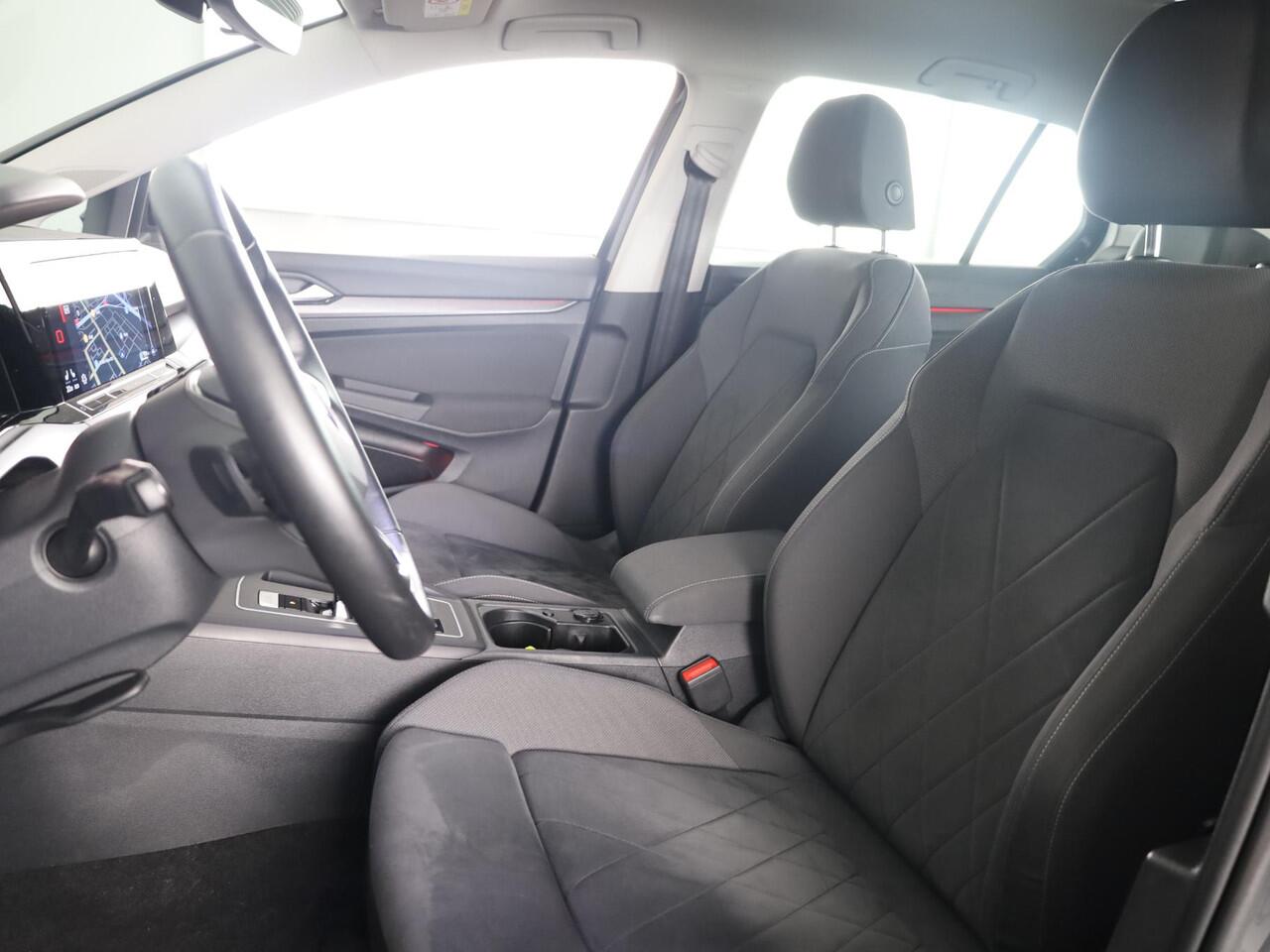 Volkswagen GOLF 1.4 eHybrid Style 204 PK DSG PHEV | Navigatie | 17 inch LM velgen | Stoel- en Stuurverwarming |