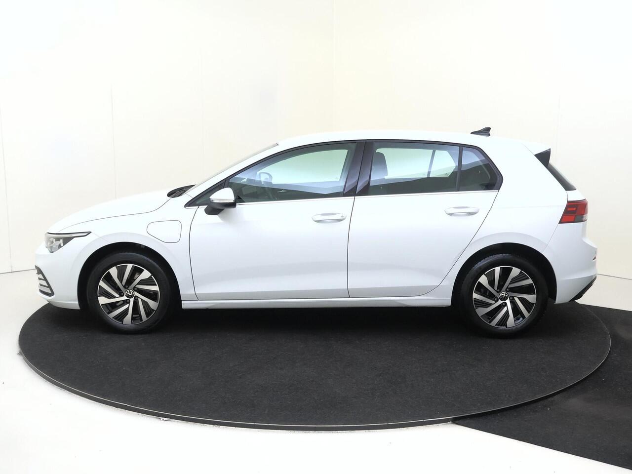 Volkswagen GOLF 1.4 eHybrid Style | Parkeersensoren | 3-zone airco | Stoel- en stuurwielverwarming | Adaptieve cruise control | CarPlay | Digital cockpit |