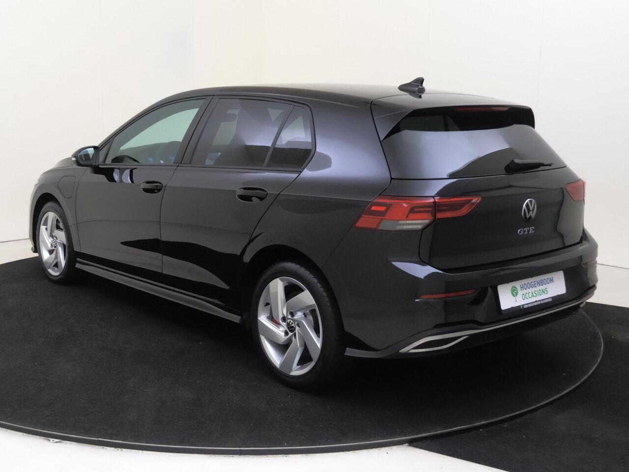 Volkswagen GOLF 1.4 eHybrid GTE | Stoel- en stuurwielverwarming | Navigatie | Adaptieve cruise control | 3-zone airco | Sfeerverlichting | LED Plus verlichting | CarPlay |
