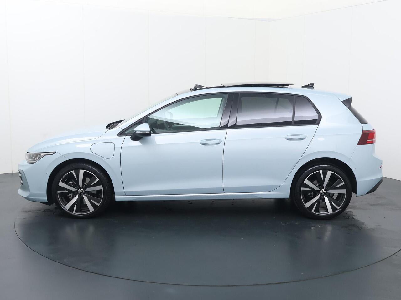 Volkswagen GOLF 1.5 eHybrid Life Edition | 204 PK | Automaat | SoH 98% | Multifunctioneel stuurwiel | Panoramadak | Stoelverwarming |