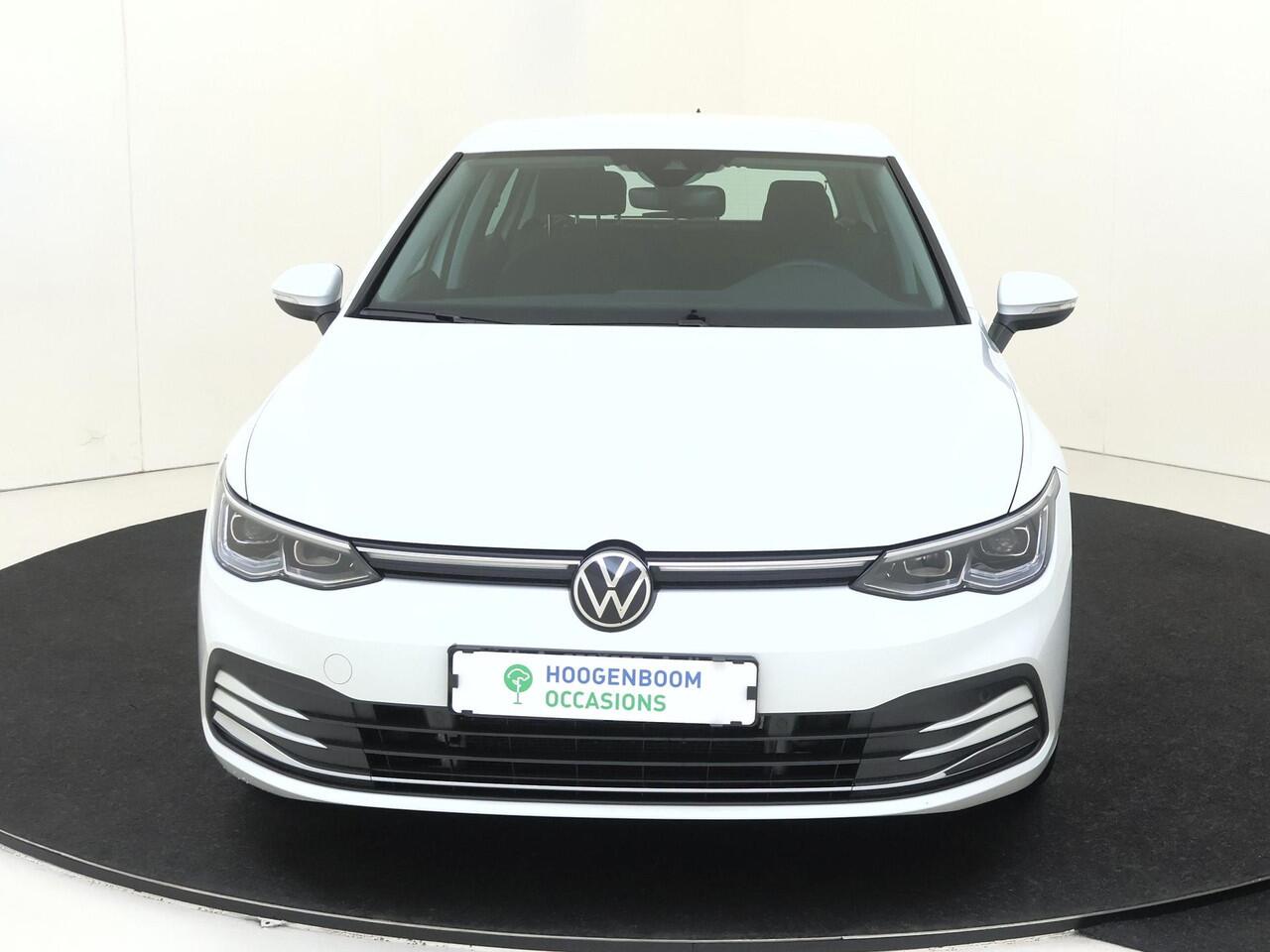 Volkswagen GOLF 1.4 eHybrid Style | Parkeersensoren | 3-zone airco | Stoel- en stuurwielverwarming | Adaptieve cruise control | CarPlay | Navigatie | Digital cockpit |