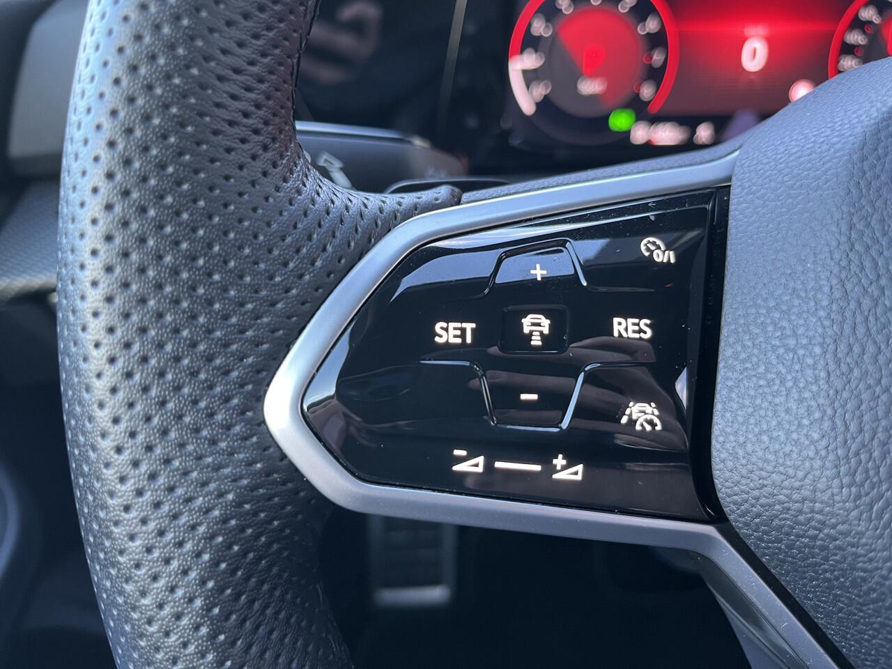 Volkswagen GOLF 1.5 eTSI R-Line / AUTOMAAT/ 2X R-LINE/ PARK. SENSOREN/ DODE HOEK/ IQ. LIGHT/ DIGITAL DASHBOARD/ ADAPT. CRUISE/ APP CONNECT/ NAVI/ CLIMA/ DAB/ 18" LMV