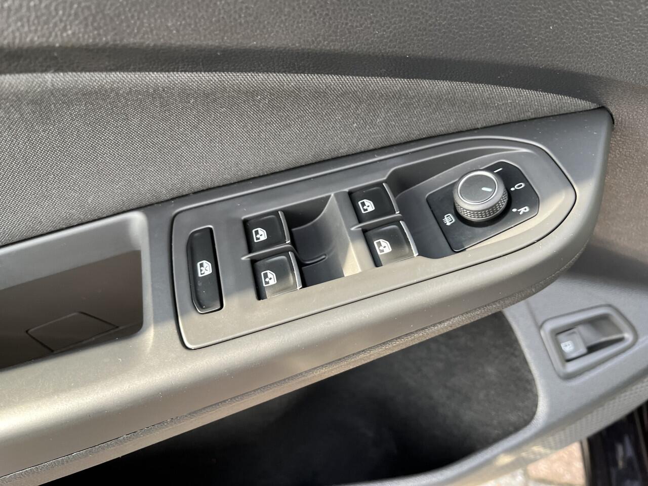 Volkswagen GOLF 1.4 eHybrid Style / AUTOMAAT/ PANO/ PARK. SENSOREN/ MEMORY SEATS/ ERGO ACTIVE/ STOEL-STUURVERWARM./ IQ. LIGHT/ ADAPT. CRUISE/ APP-CONNECT/ NAVI/ CLIMA/ 16" LMV