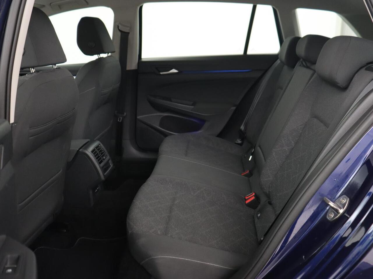 Volkswagen GOLF 1.0 eTSI Life | Trekhaak | Full LED | Carplay | Navigatie | Adaptive cruise | Parkeerhulp | Digital Cockpit | Sfeerverlichting | Climate control