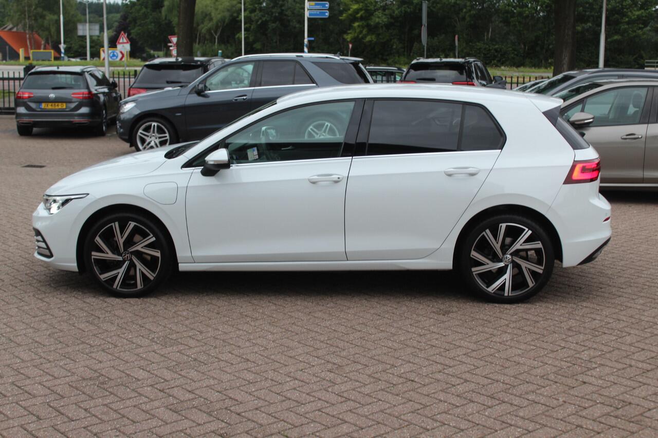 Volkswagen GOLF 1.4 eHybrid Style / Camera / Half leder / Navigatie / 18'' / Dodehoek / DAB / Stoelverwarming / ACC