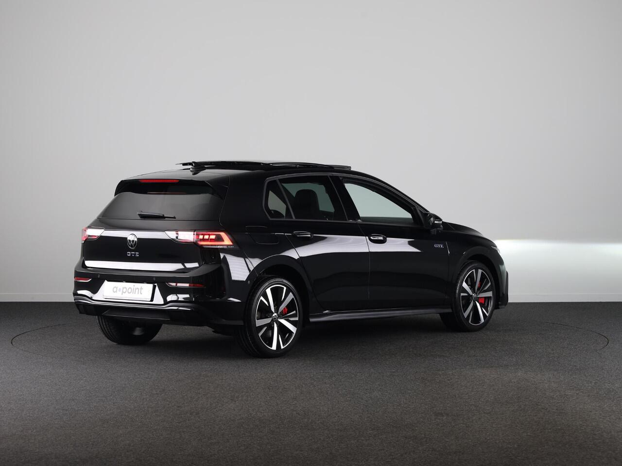 Volkswagen GOLF 1.5 eHybrid GTE 272 pk Automaat (DSG) | Private lease vanaf ¤ 782,- pm | Sportpakket | Panoramadak | Lederen bekleding | Elektr. trekhaak | Parkeersensoren | Blackstyle | Stoelverwarming |