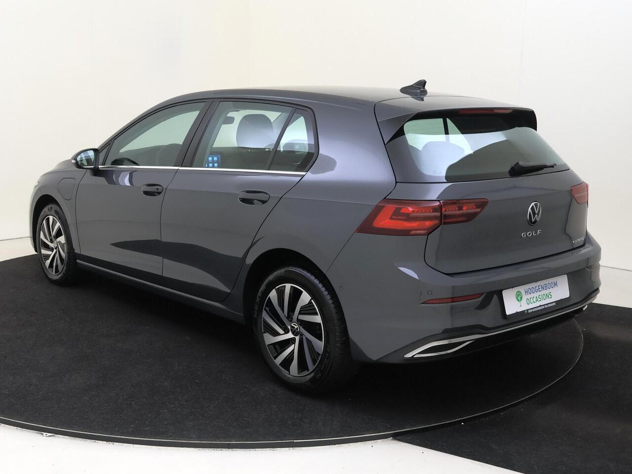 Volkswagen GOLF 1.4 eHybrid Style | Parkeerassistent | Stoel- en stuurwielverwarming | Adaptieve cruise control | Dodehoek detectie | Elektrisch verstelbare bestuurdersstoel met geheugen | CarPlay | 3-zone airco |