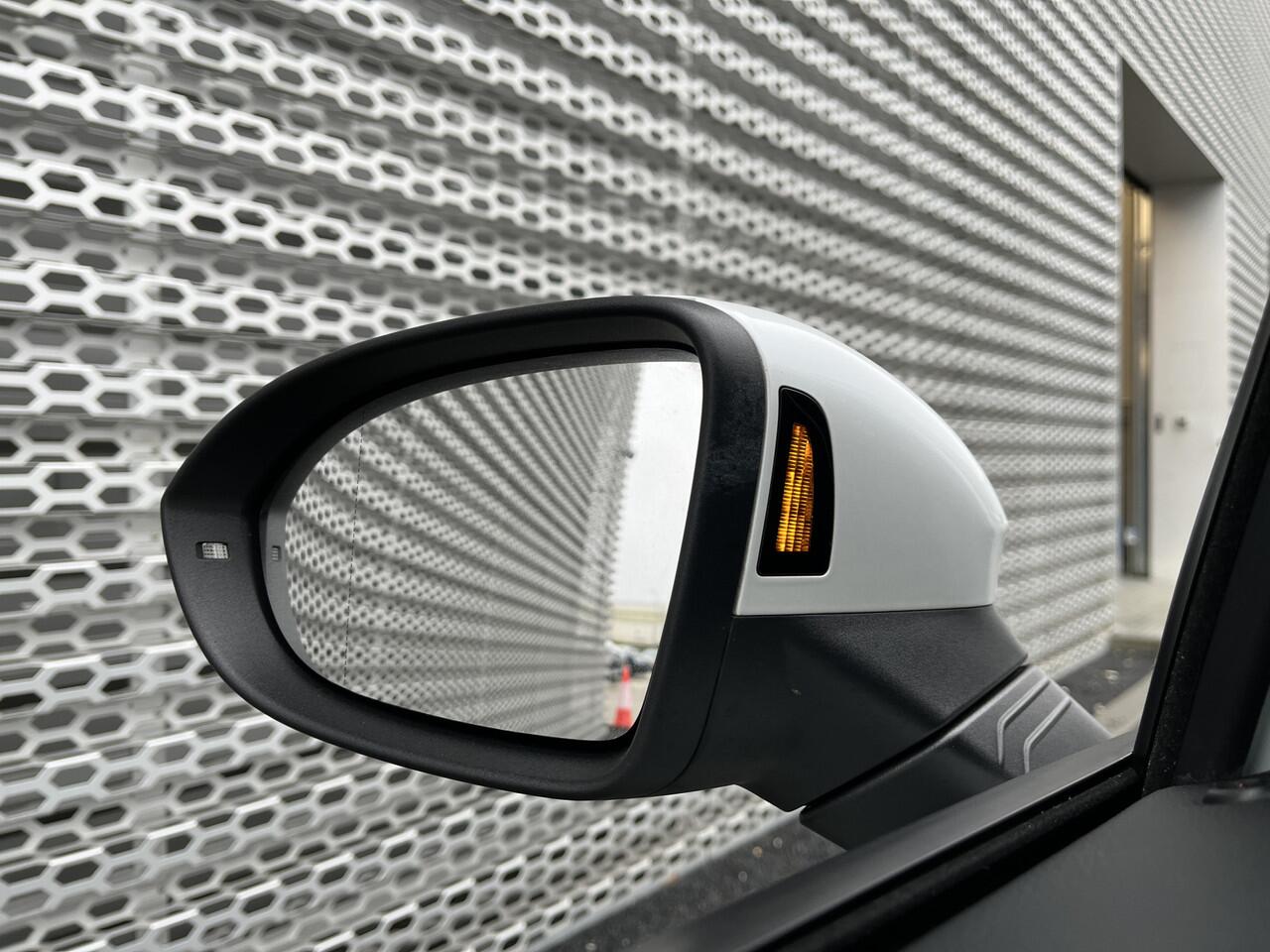 Volkswagen GOLF Variant 1.5 eTSI R-Line Business+ / Panoramadak / Navigatie / Camera / Parkeersensoren V+A / App connect / Head-up / 18''LMV