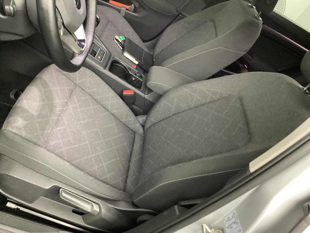 Volkswagen GOLF 1.0 TSI Life | Navi | LMV | PDC | Getint glas |*