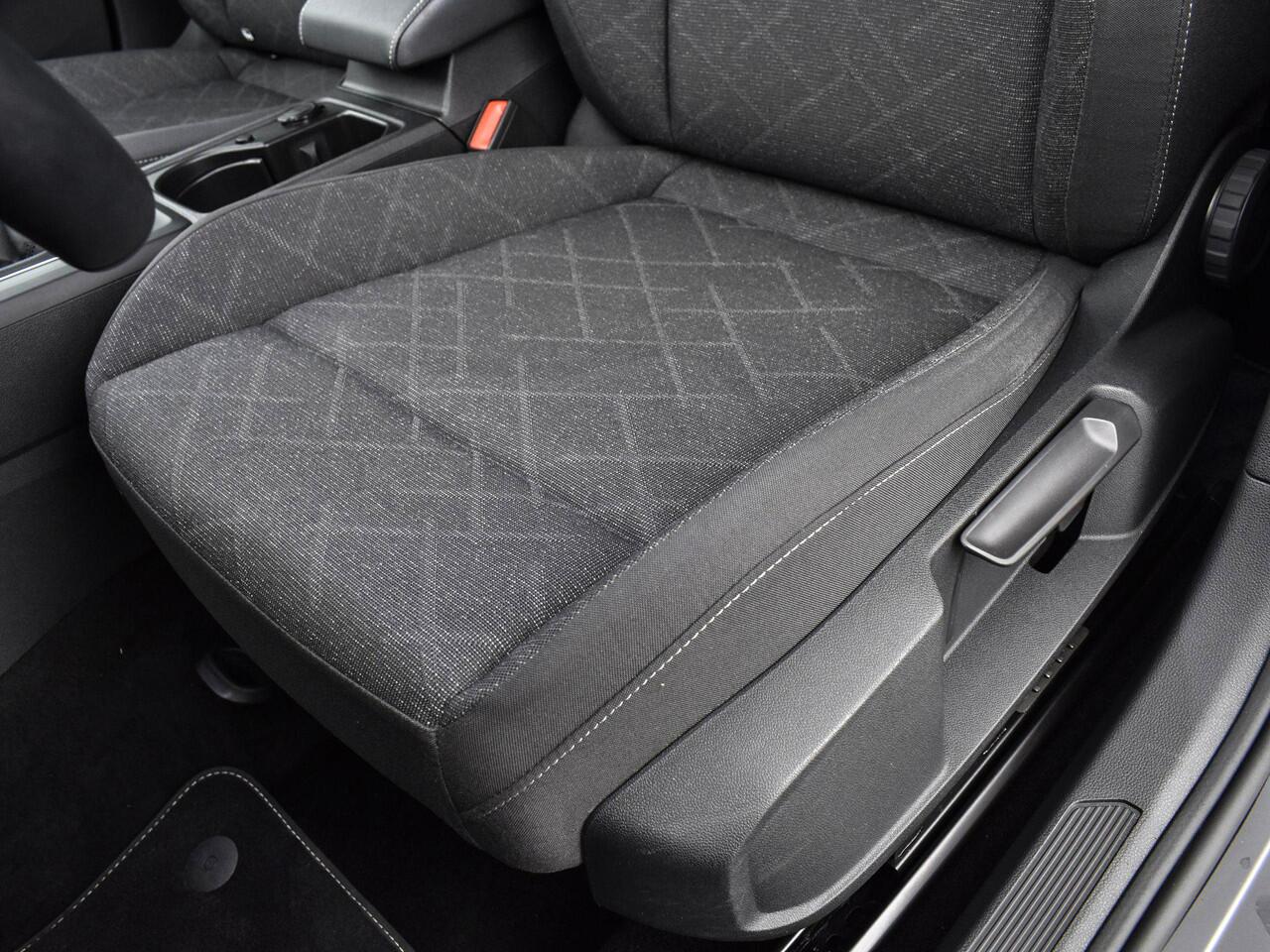 Volkswagen GOLF 1.0 TSI 110pk Life · Apple/Android Car Play · Navigatie · Sfeerverlichting · P-Sensoren · Getint Glas · 16'' Inch · Garantie t/m 20-01-2027 of 100.000km