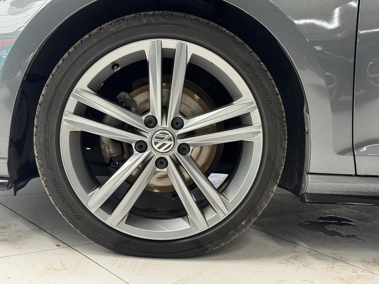 Volkswagen GOLF Variant 1.5 TSI Highline Business R | Navigatie | Camera | Cruise control adaptief | R-line