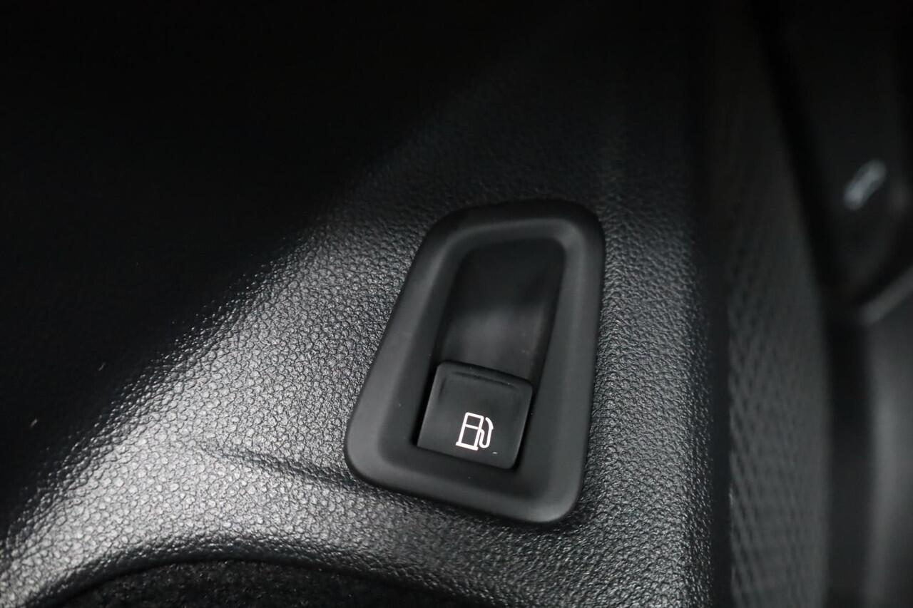 Volkswagen GOLF 1.4 eHybrid GTE Black style 18" LMV Bergamo achteruitrijcamera keyless side assist park assist navigatie LED mistlampen stoel en stuurwiel verwarming privacy glas travel assist ACC klasse III alarm spiegels inklapbaar draadloos carplay draadloos telefoon 