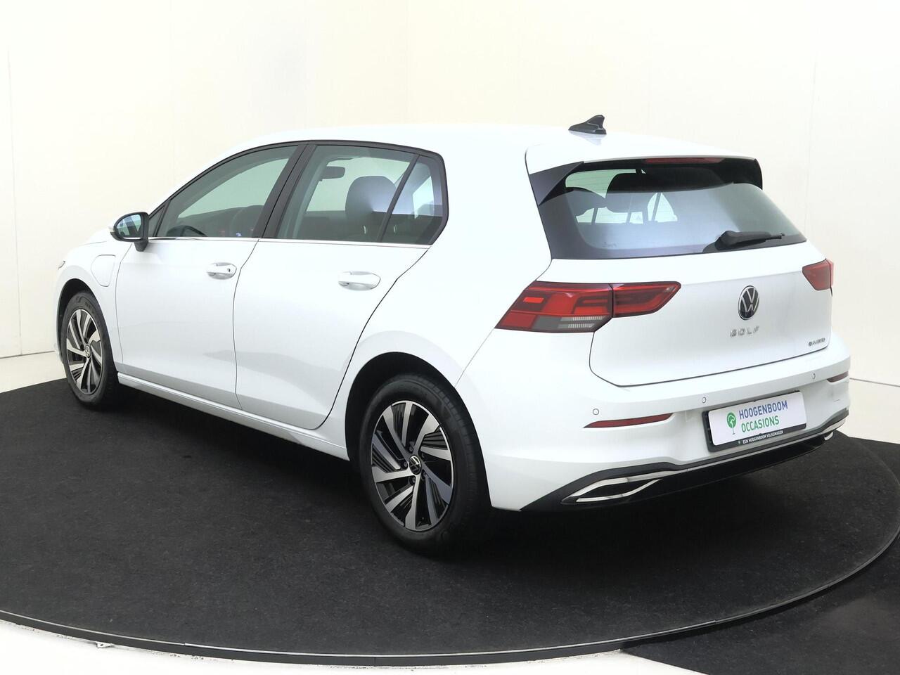 Volkswagen GOLF 1.4 eHybrid Style | Parkeersensoren | 3-zone airco | Stoel- en stuurwielverwarming | Adaptieve cruise control | CarPlay | Navigatie | Digital cockpit |