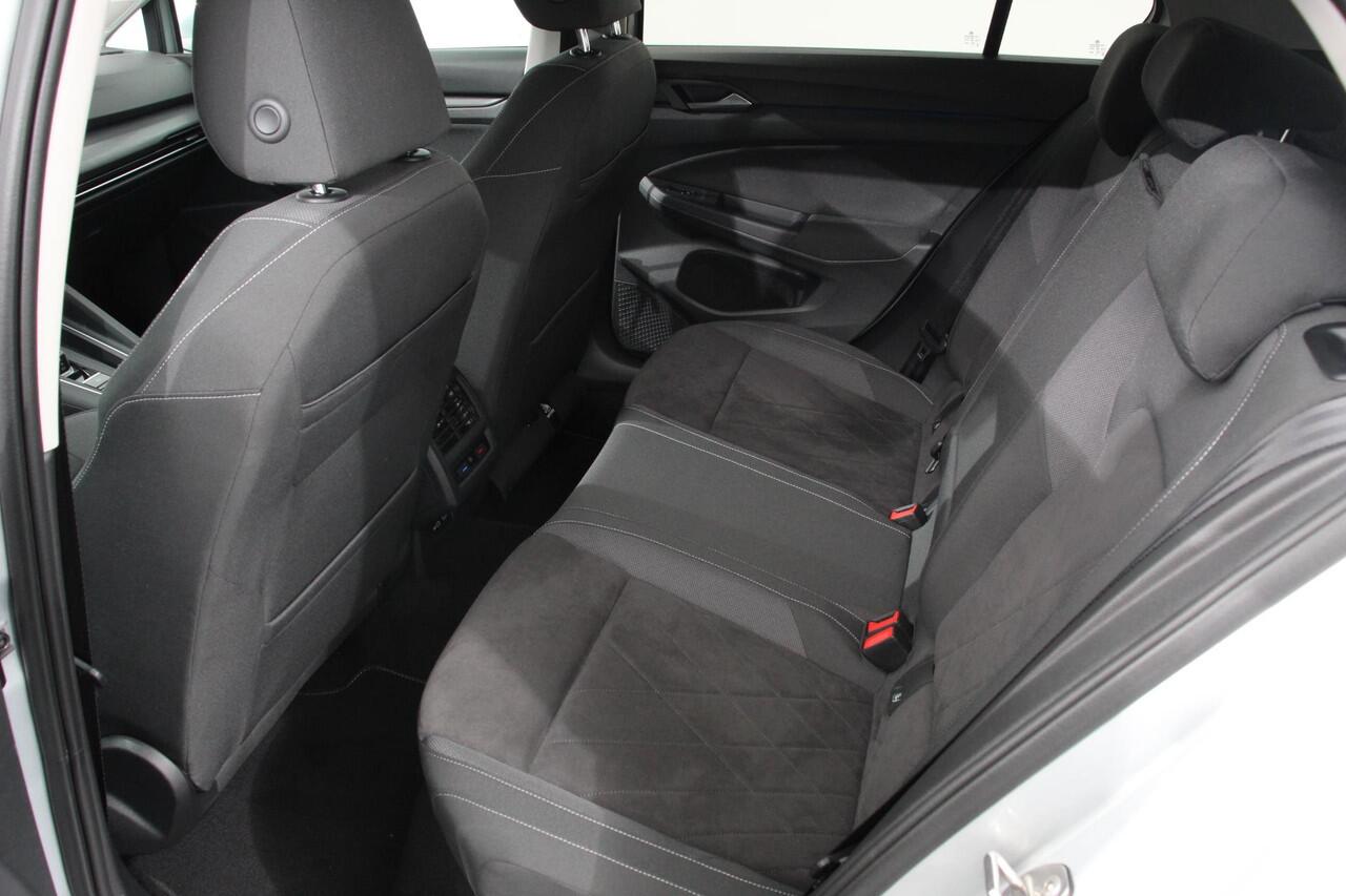 Volkswagen GOLF 1.5 eTSI 150pk DSG Style Navigatie Climate Control Camera Electrische stoel verstelling Led Dab Adaptive Cruise Control