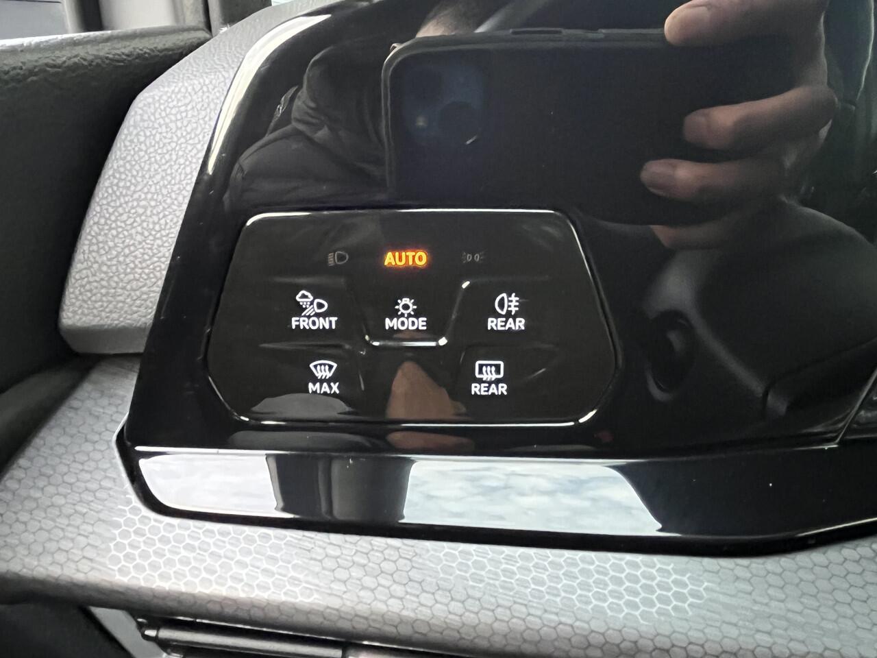 Volkswagen GOLF 1.4 eHybrid GTE / AUTOMAAT/ 245PK/ CAMERA/ PARK. SENSOREN/ PARK. ASSIST/ TRAVEL ASSIST/ IQ. LIGHT/ ADAPT. CRUISE/ DIGITAL DASH/ APP-CONNECT/ STOEL-STUUR VERWARM./ CLIMA/ NAVI/ 18" LMV