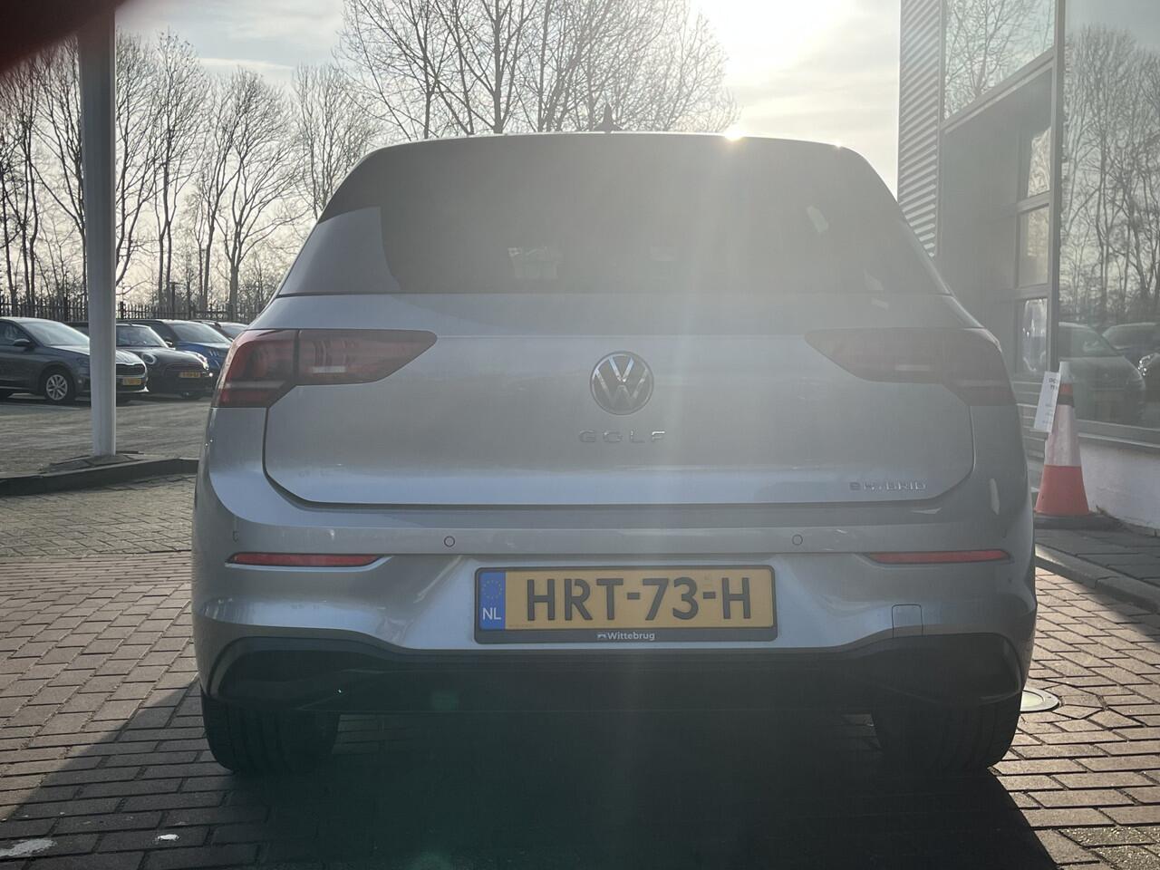 Volkswagen GOLF 1.5 eHybrid Life Edition / Achteruitrijcamera / Comfort Pakket / Stoelverwarming / Sfeerverlichting / Park Assist