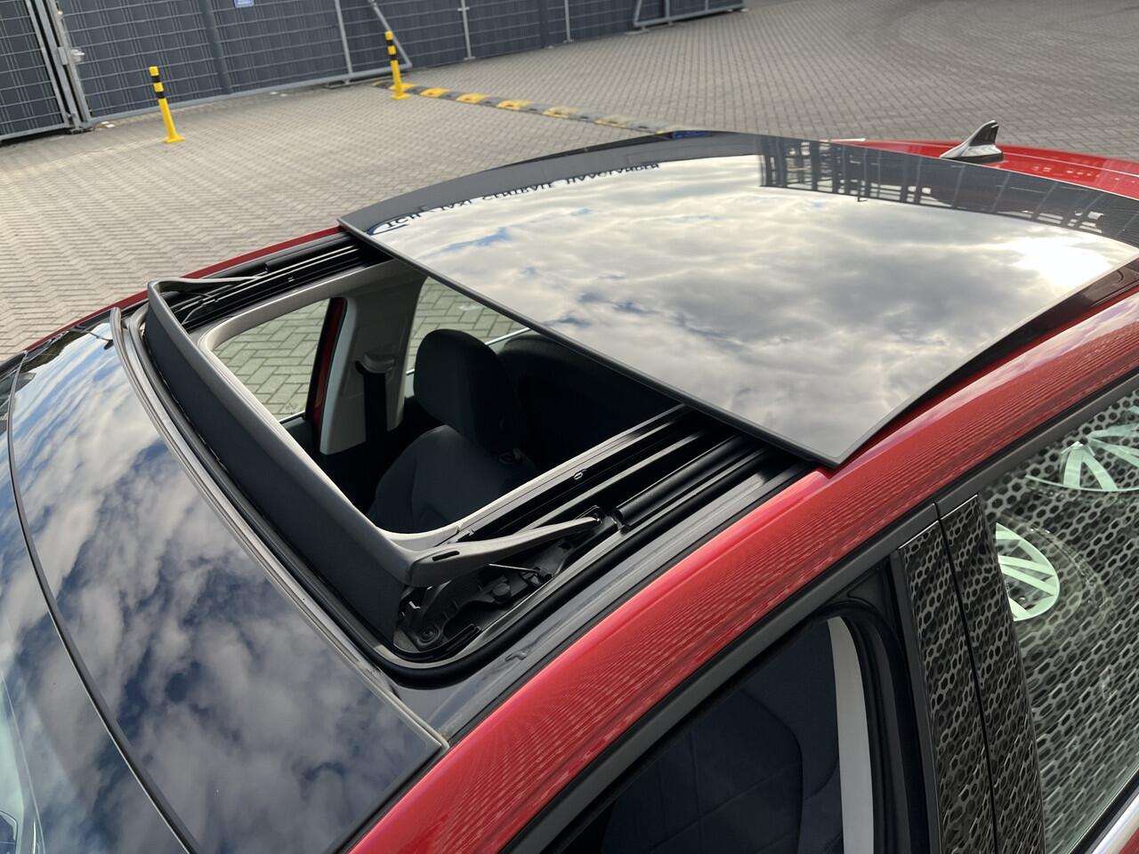 Volkswagen GOLF 1.5 eTSI 150PK Style / Panoramadak / Head-Up Display / Achteruitrijcamera / Memory Seat / Stuur + Stoelverwarming / LED-Plus **